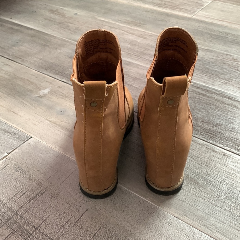 Super cute and comfy ankle booties! Great condition - Picture 3 of 6